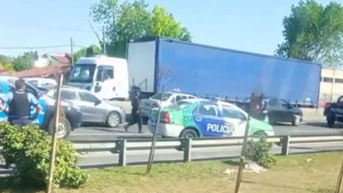 Congestión en Camino Negro por el operativo para asistir al policía baleado.