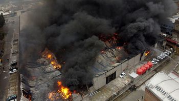 Feroz incendio en una fábrica en Avellaneda: trabajaron 17 dotaciones de bomberos