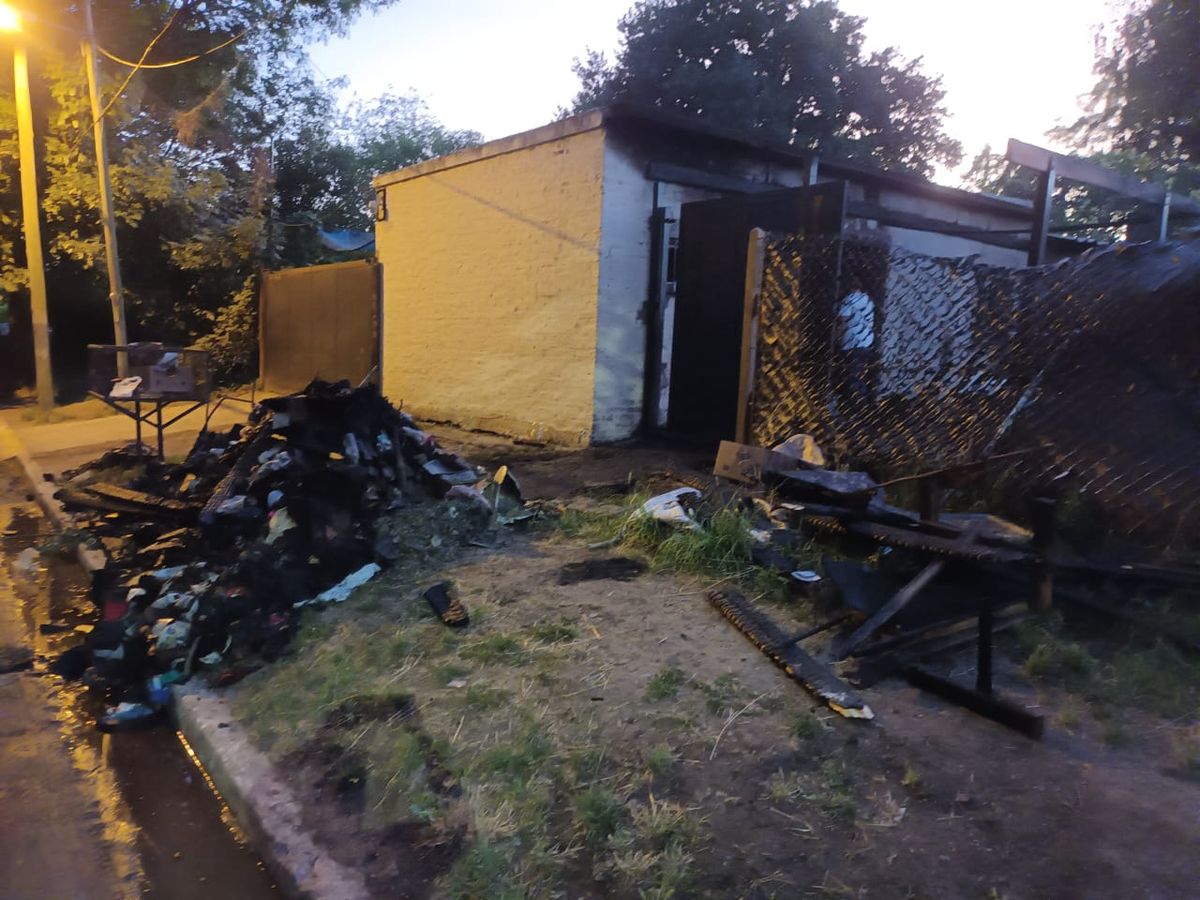 La casa y refugio de animales que se incendió este martes en Ezeiza.