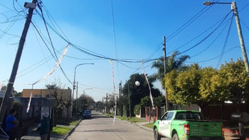 Monte Grande: un camión volteó varios cables y dejó sin luz a un barrio