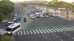 video: una combi con problemas en los frenos bajo de la autopista 25 de mayo y choco a dos autos