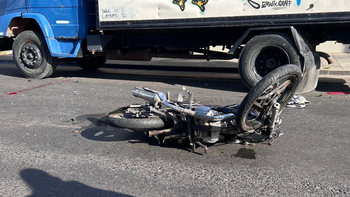Choque entre una moto y un camión en Monte Grande: dos jóvenes heridos