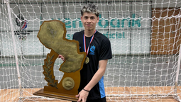 joven de sag almirante brown, campeon con la seleccion de handball: calzarme esta medalla es muy lindo