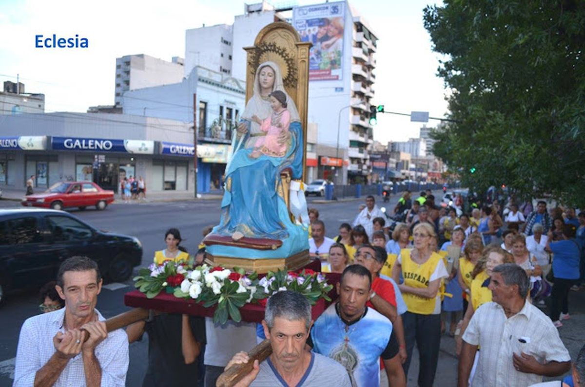 Vecinos de Lomas acompañan la imagen de Nuestra Señora de la Paz durante la tradicional procesión por las calles del distrito año a año. 