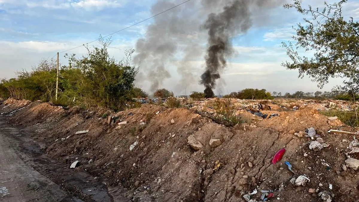 Así estaba el basural de Canning en su momento: con residuos y quema de neumáticos.