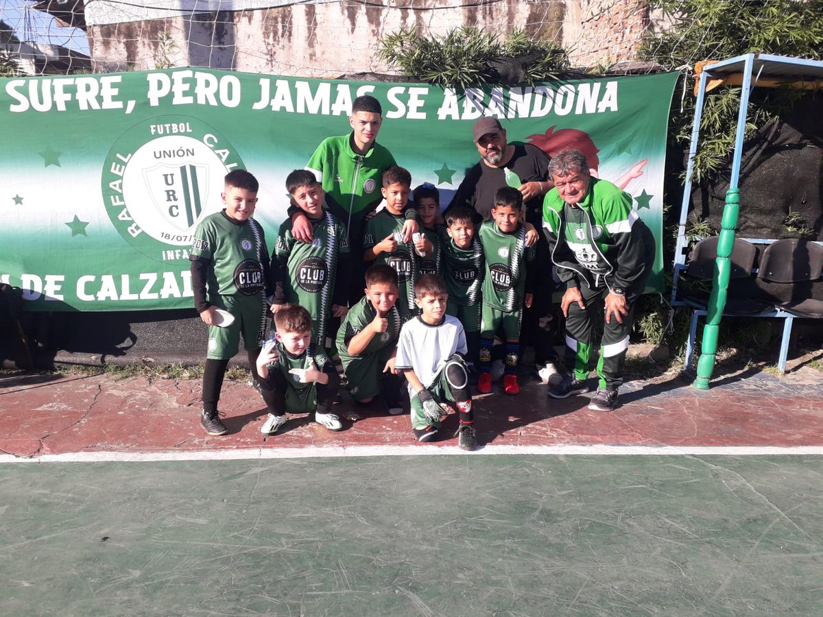 El equipo de la categoría 2017 de Unión Calzada luego de su partido ante Zona Este.