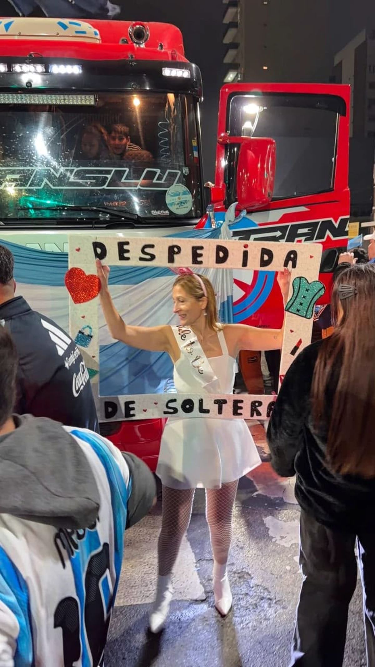 La futura novia pasó de su despedida de soltera a los festejos por el triunfo de Argentina en la Plaza Grigera. La futura novia pasó de su despedida de soltera a los festejos por el triunfo de Argentina en la Plaza Grigera.