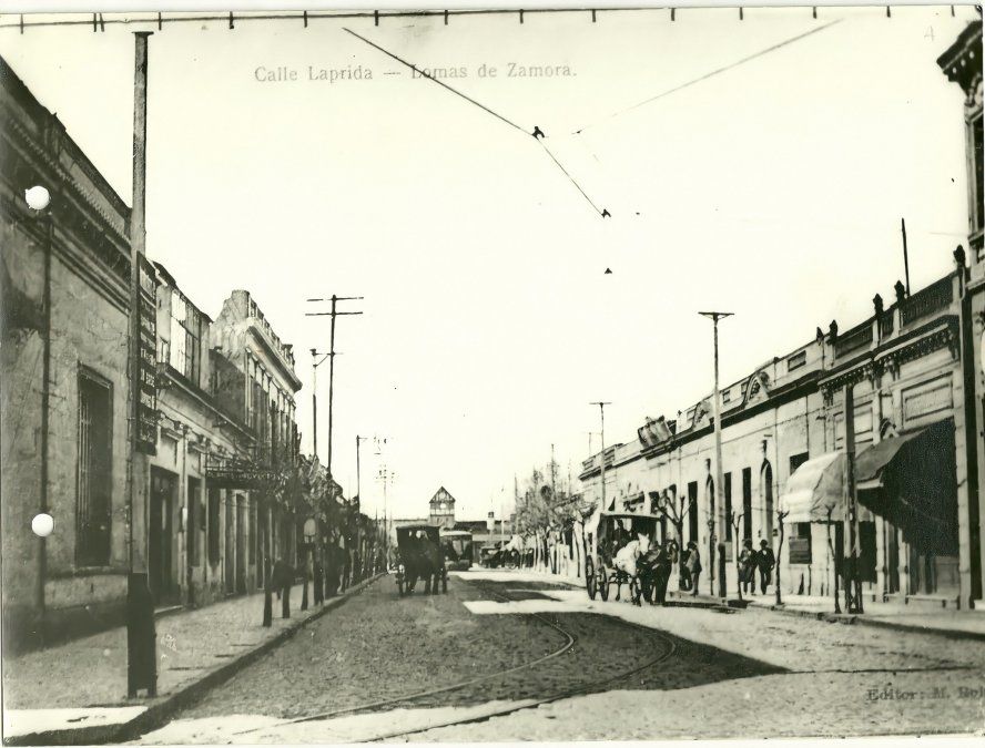 Antigua postal de Laprida, cuando todav&iacute;a no era peatonal.
