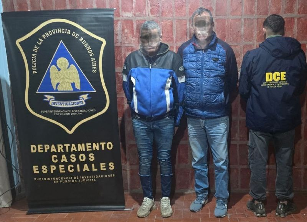 Las dos personas son mayores de edad. Las dos personas son mayores de edad.