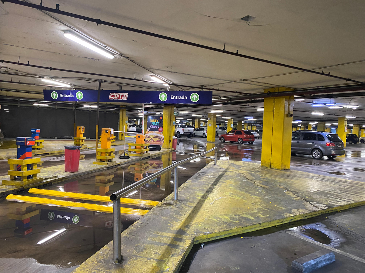 Coto ya permite el acceso al estacionamiento, aunque algunos sectores a&uacute;n presentan restos de agua que quedaron de la lluvia. &nbsp;