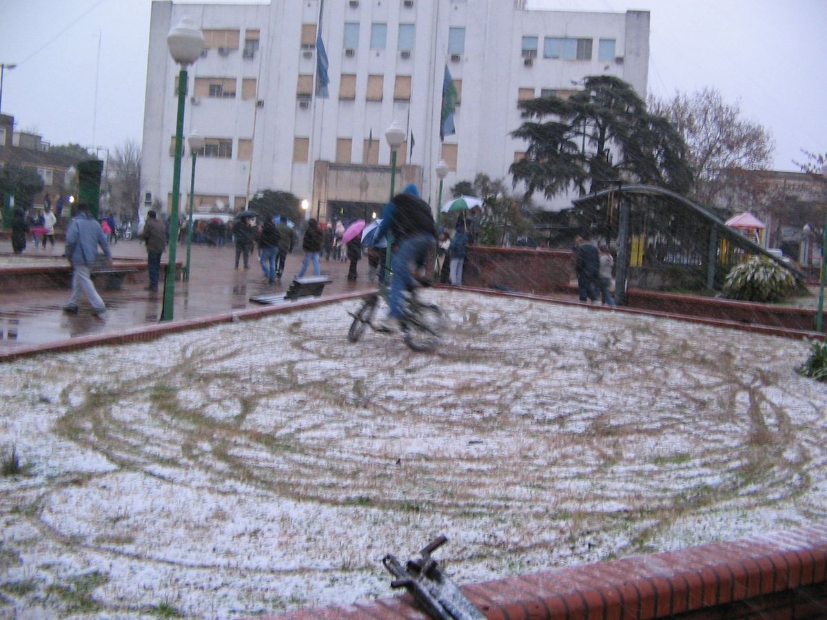 Vecinos de Lomas de Zamora disfrutando la nieve en Plaza Grigera.