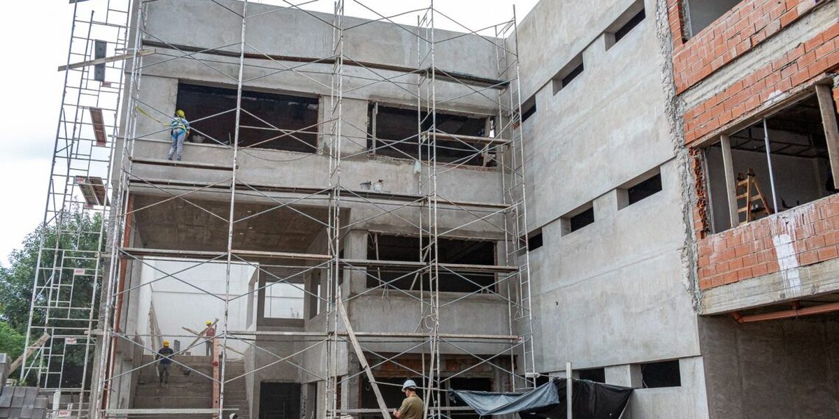 La construcción del nuevo edificio de la Escuela Secundaria N° 26 avanza en Glew, partido de Almirante Brown. 