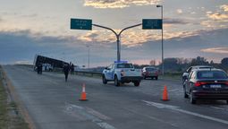 grave accidente en san vicente: volco un camion tras chocar en el puente de la ruta 6
