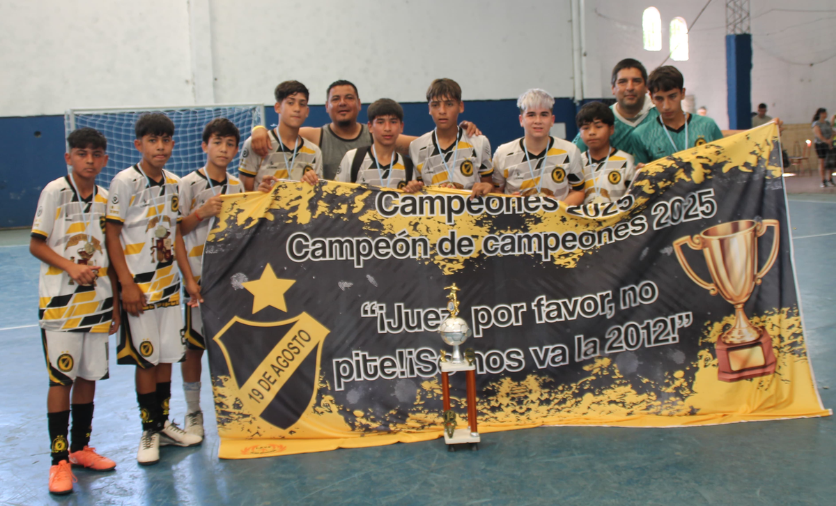 Los jugadores tras consagrarse campeones en FEFIJEE.