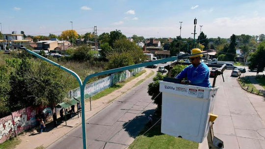 Almirante Brown: avanza la colocación de luces LED que aumentan la potencia del alambrado