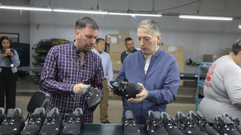 Fernando Gray visitó una fábrica de zapatillas que llegó a Echeverría por el programa de promoción industrial