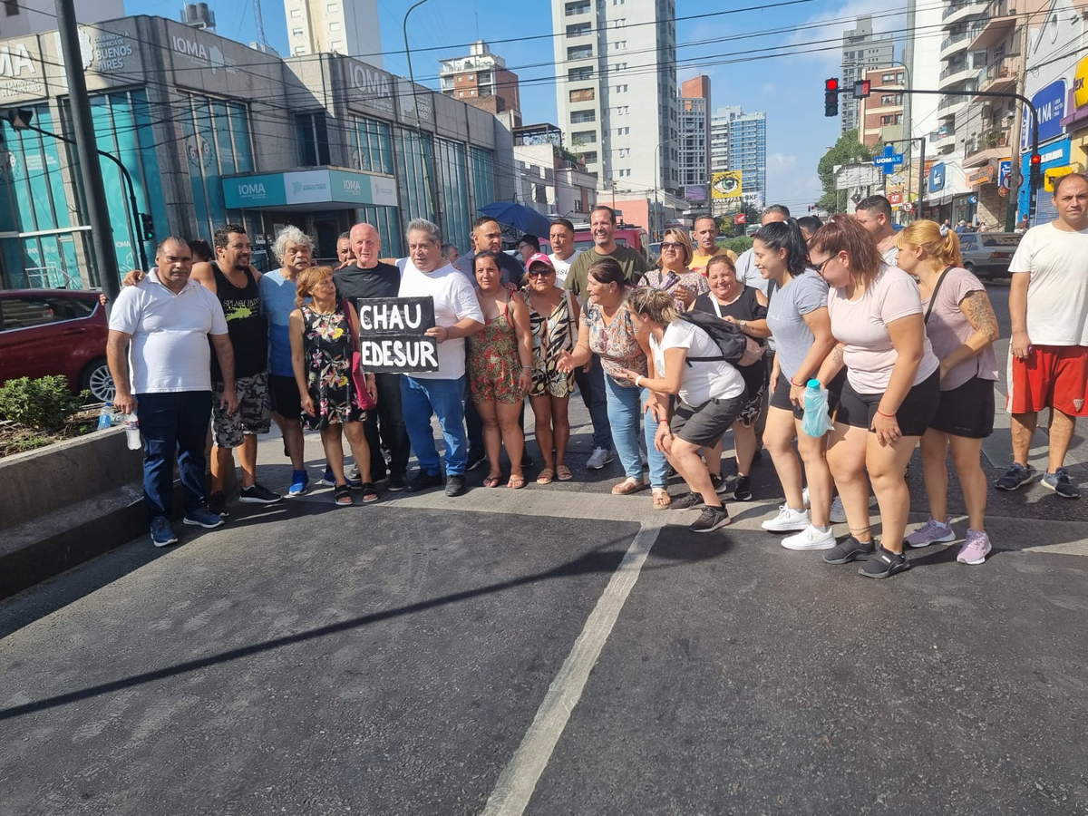 Los vecinos de Lomas de Zamora cortan la avenida Hipólito Yrigoyen.