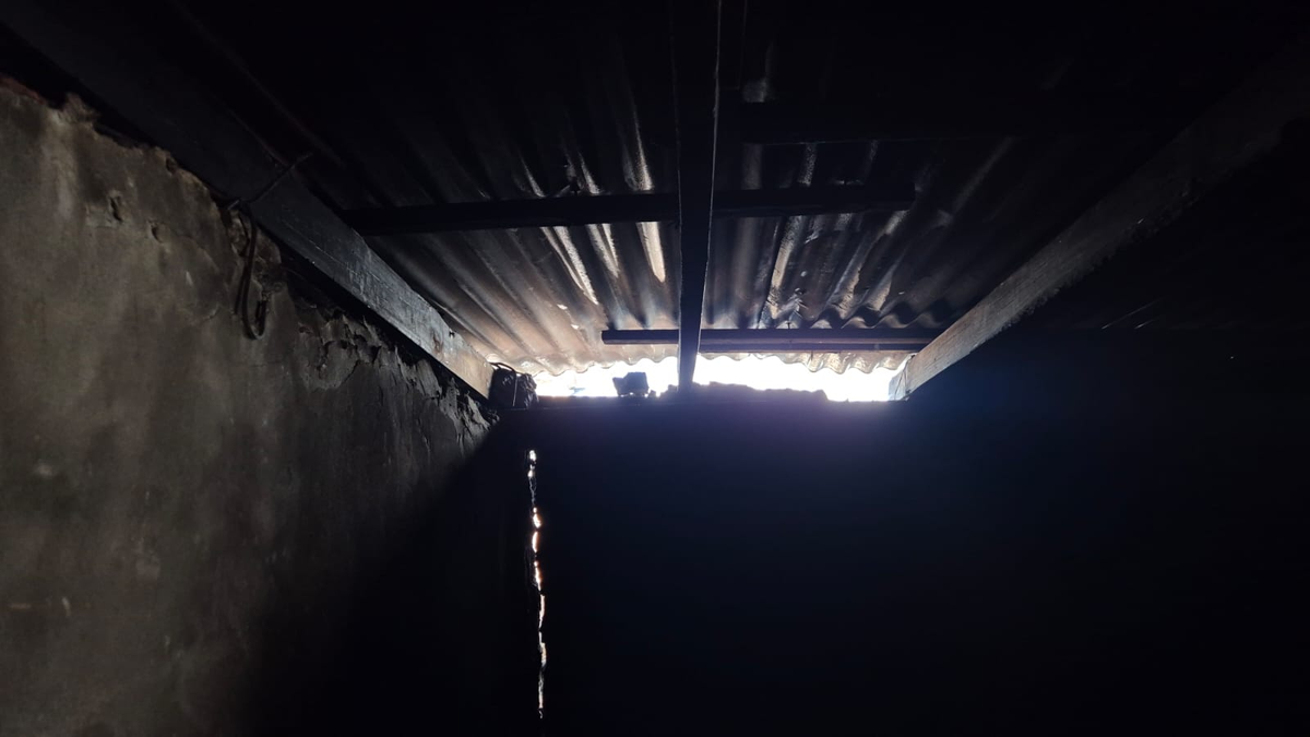 Hay grietas en las estructuras de las paredes de la vivienda.