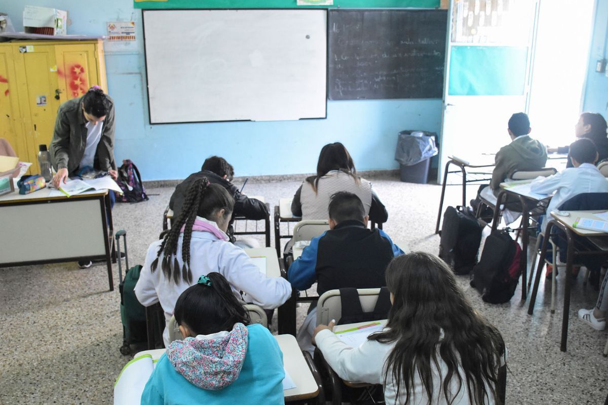 Más de 15 escuelas primarias de Ezeiza tendrán una hora más de clase: cuáles son