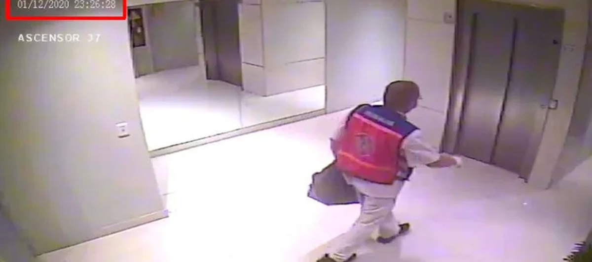 Imágenes de las cámaras de seguridad del edificio. Allí se lo ve ingresar al falso médico de Ezeiza.