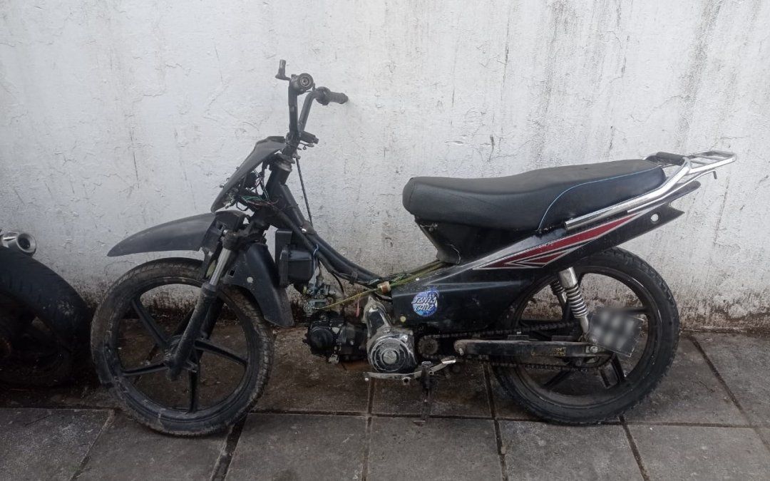 La moto que había sido robada y escondida en un carro en Temperley, Lomas de Zamora.