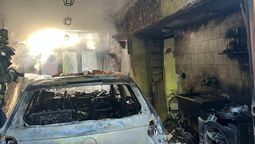 feroz incendio en lomas de zamora: un auto se prendio fuego y una vivienda quedo con peligro de derrumbe