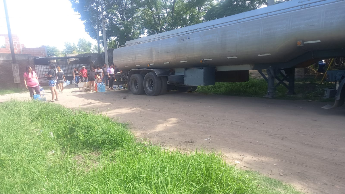 Los vecinos recibieron la asistencia de un cami&oacute;n cisterna con el que pudieron llenar recipientes de agua.