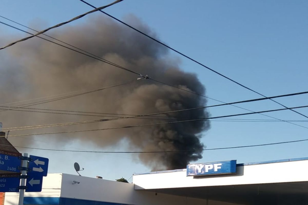 Incendio en un depósito de una YPF en Lanús: evacuaron vecinos de la zona