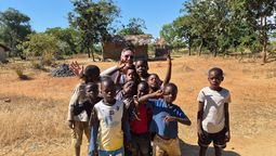 el optico de temperley que llevo su vocacion a africa: uno recibe infinitamente mas de lo que da