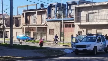 Lomas: un joven murió atropellado tras bajar de un colectivo donde habría robado celulares