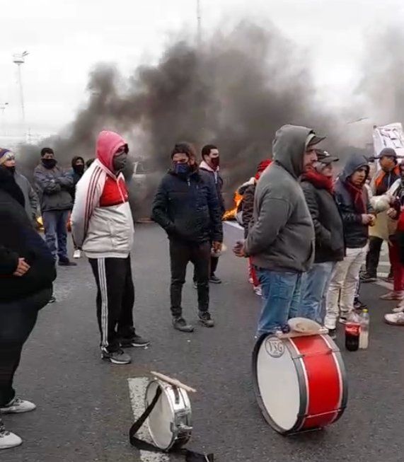 Corte y protesta de feriantes en Puente La Noria.