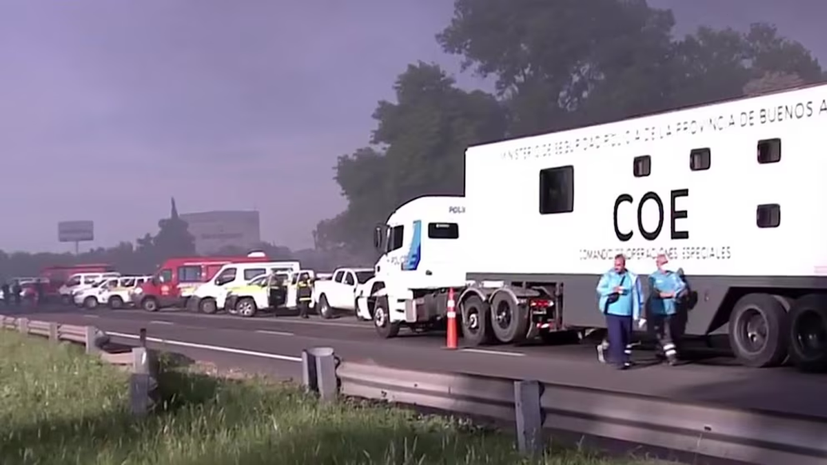 El tránsito en la Autopista Ezeiza-Cañuelas permanecerá cerrado hasta nuevo aviso. El tránsito en la Autopista Ezeiza-Cañuelas permanecerá cerrado hasta nuevo aviso.
