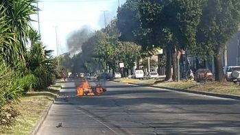 Longchamps: conductor de una moto perdió el control, cayó en plena avenida y el vehículo se incendió