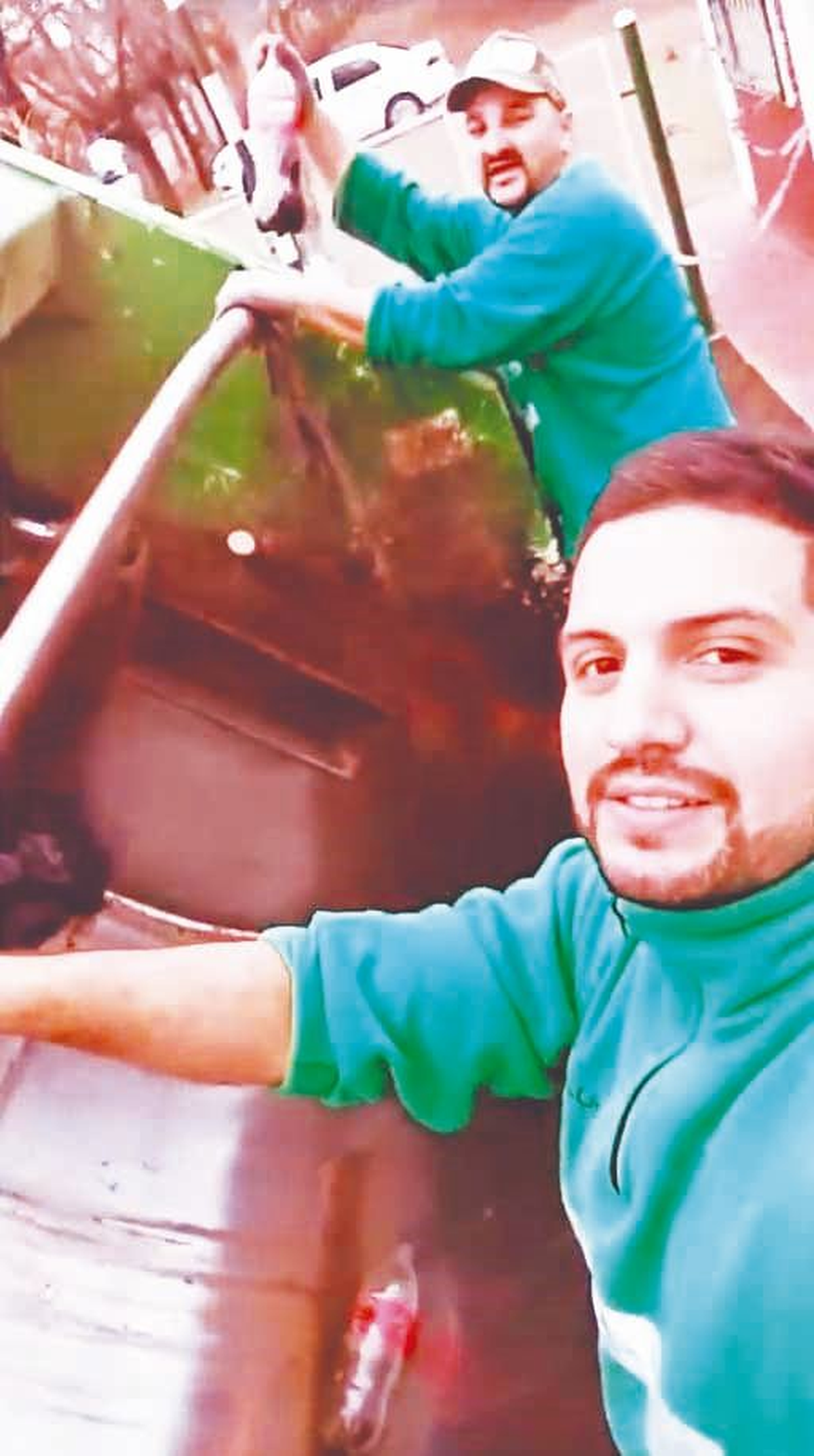 El vecino de Lomas de Zamora (a la izq.) durante una jornada de trabajo. 