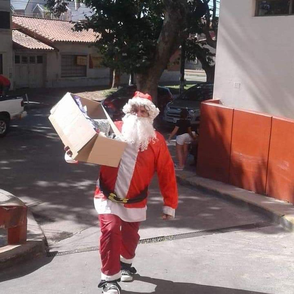 Papá Noel ingresando al Hospital Gandulfo de Lomas