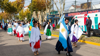 Emoción y tradición en el desfile del 25 de Mayo en San Vicente: Hay que cargar la patria al hombro