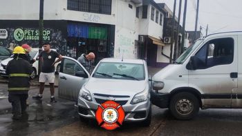 Choque entre auto y camioneta en Almirante Brown: una persona sufrió heridas leves
