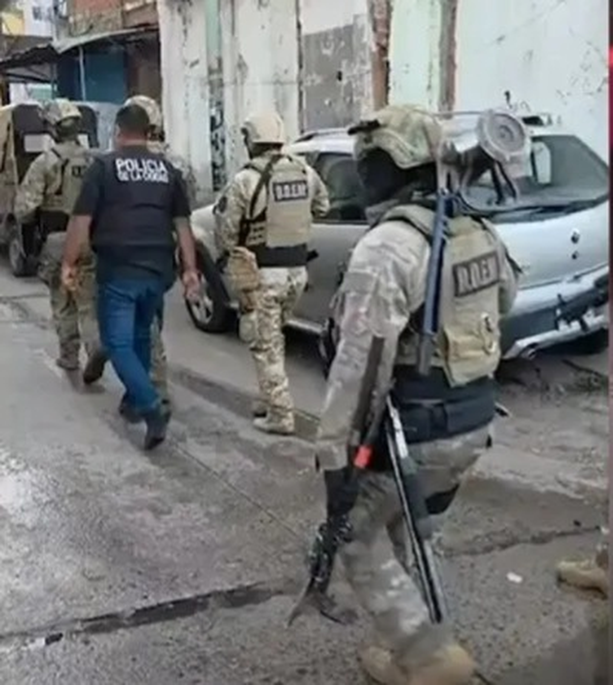 Momentos previos al allanamiento. Momentos previos al allanamiento.