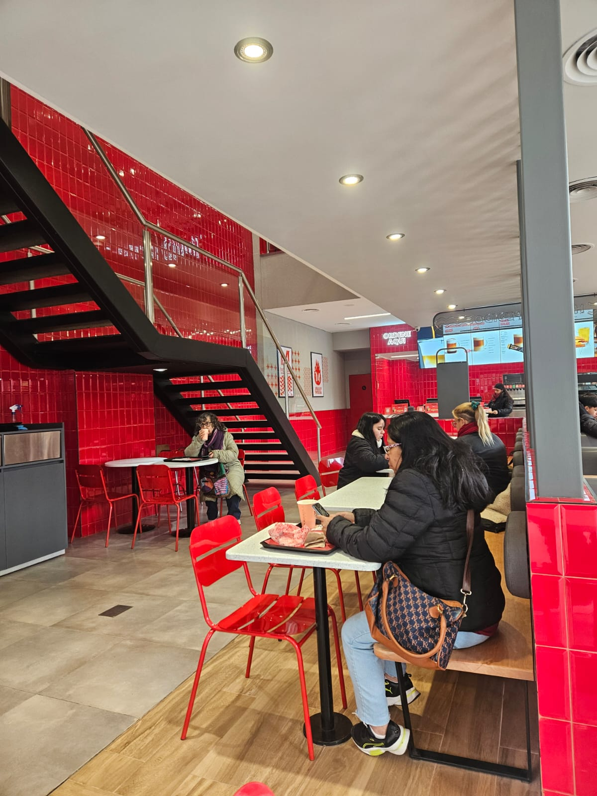 El local de la cadena de comidas rápidas se encuentra en el centro de Monte Grande, en cercanías a la plaza Mitre.