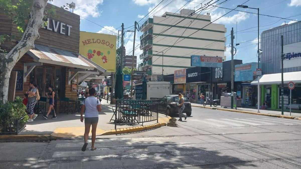 As se vive la ola de calor en Monte Grande