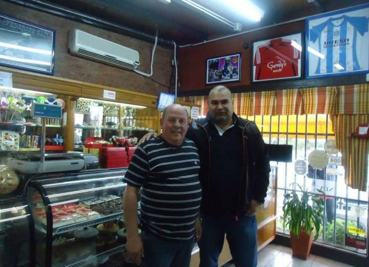Daniel Caradonti en la panadería Gundy´s junto a José Luis Chilavert, ídolo de Vélez, club del que era hincha.