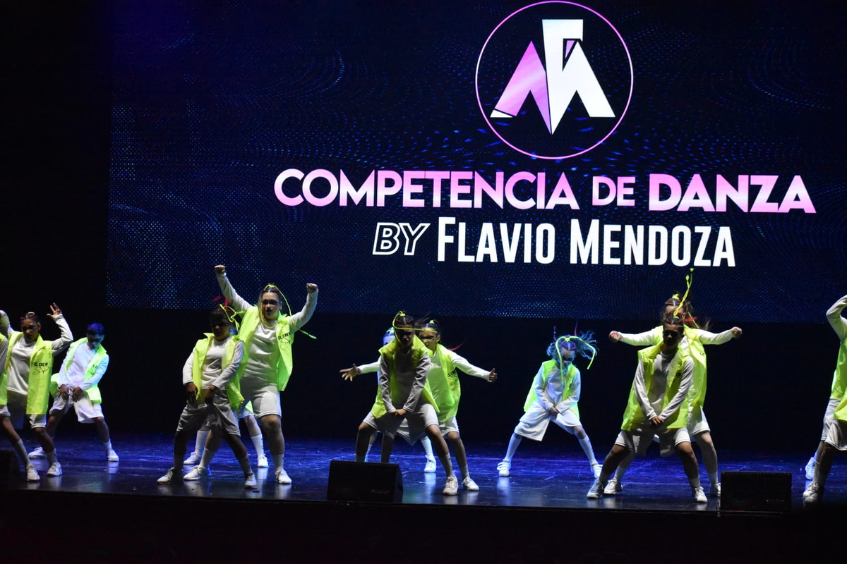 Los 16 bailarines estuvieron tres minutos y medio en el escenario. 
