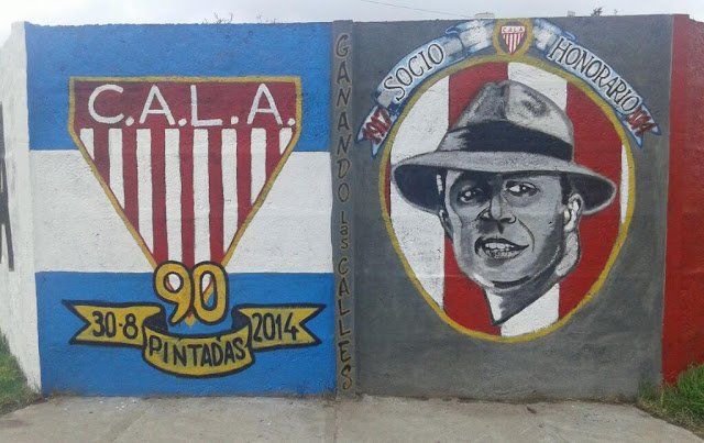 Mural que destaca a Carlos Gardel como socio honorario de Los Andes. 