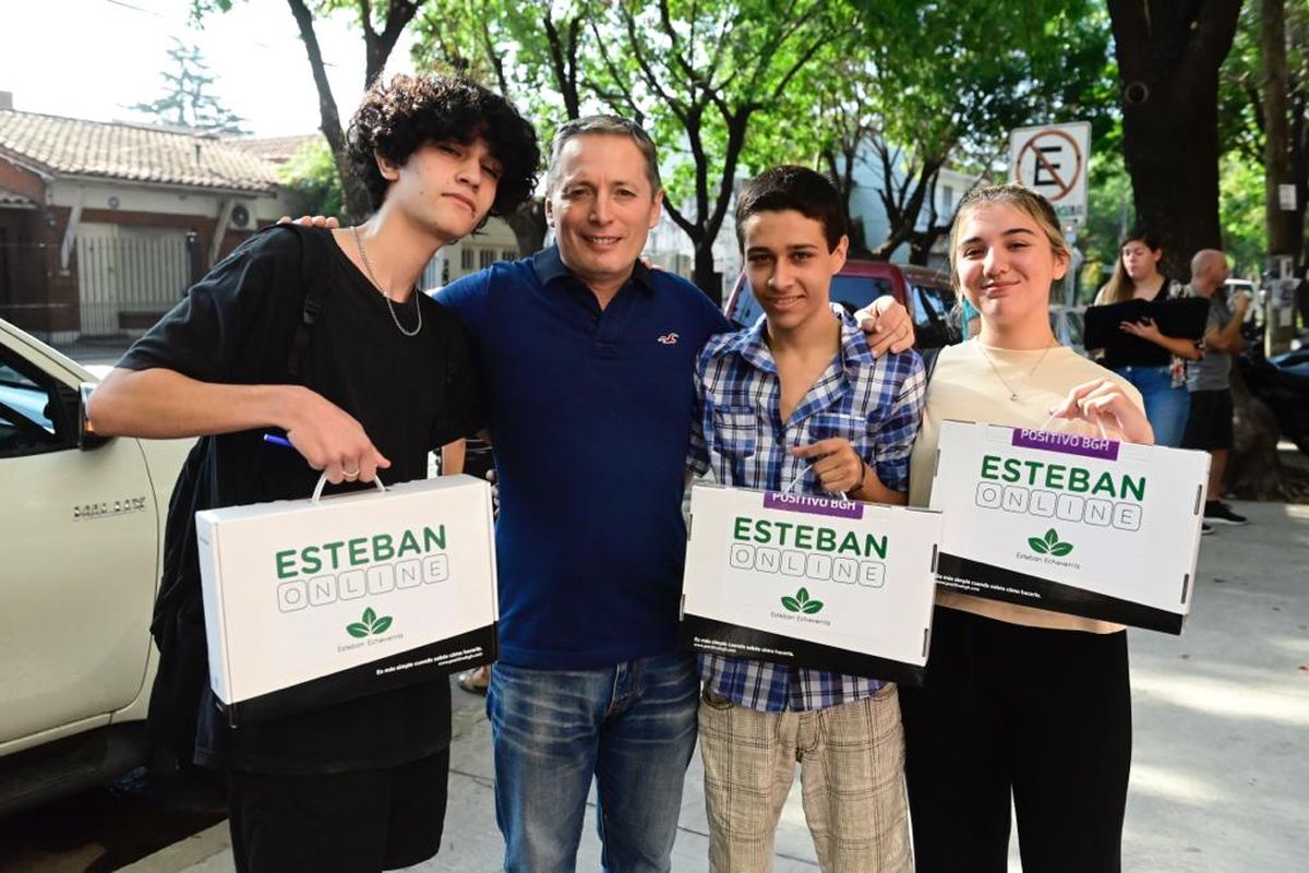 Esteban Echeverría: Fernando Gray entregó notebooks a 379 estudiantes