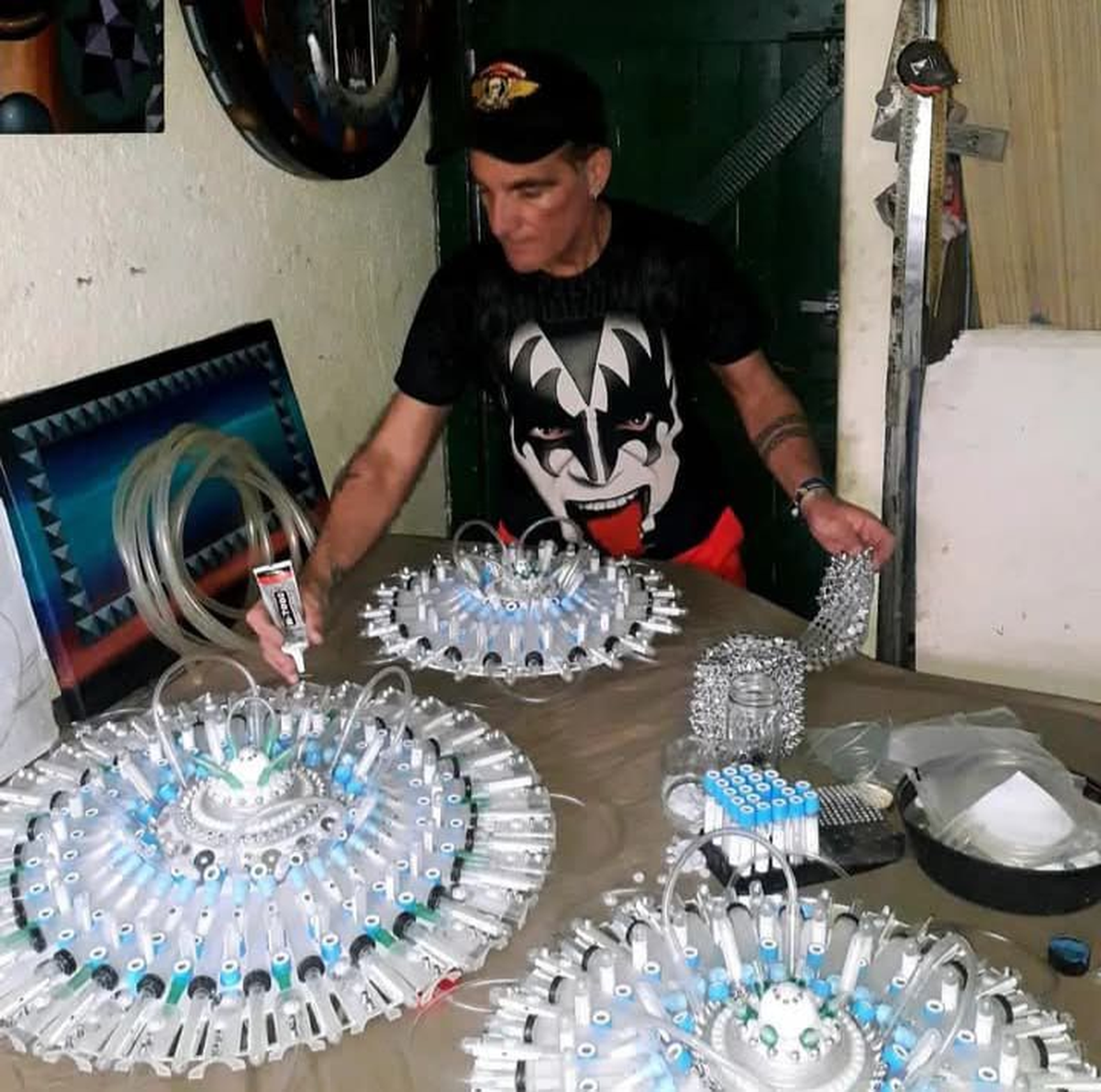 Además de pintar, el vecino también realiza esculturas e instalaciones.  
