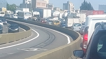 Caos en la Autopista 25 de Mayo por el despiste de un camión