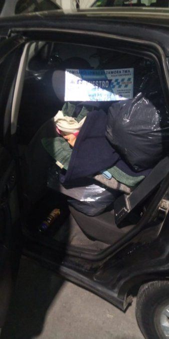 Los agentes encontraron bolsas de residuos con elementos robados en la propiedad.