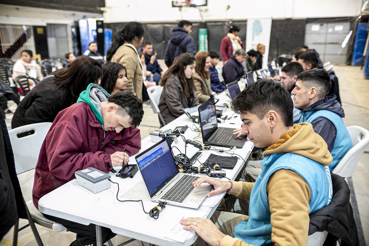 Vecinos de Almirante Brown podrán tramitar sus documentos. Vecinos de Almirante Brown podrán tramitar sus documentos.