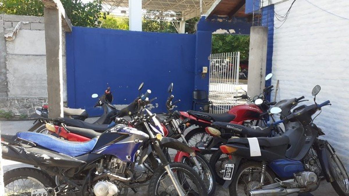 Video: un agente de tránsito volteó con un palo a una moto que corría una picada ilegal