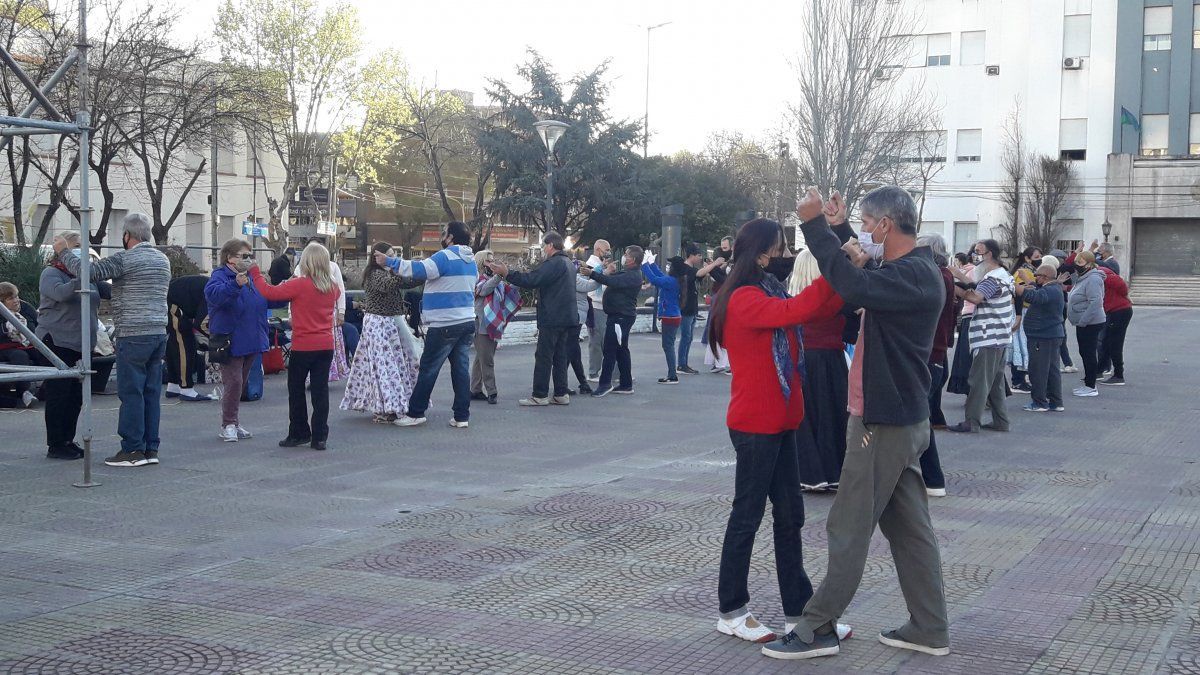 Vecinos bailando en la Plaza Grigera en el Día de la Primavera.